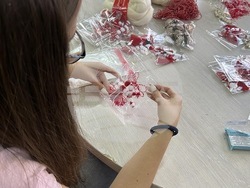 Българската мартеница се популяризира в Европа от Центъра за развитие на човешките ресурси и от столични ученици. Снимка: ЦРЧР