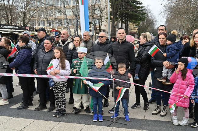 С тържество, панихида за загиналите и концерт на ансамбъл „Пирин“ в Монтана ще бъде отбелязан националният празник