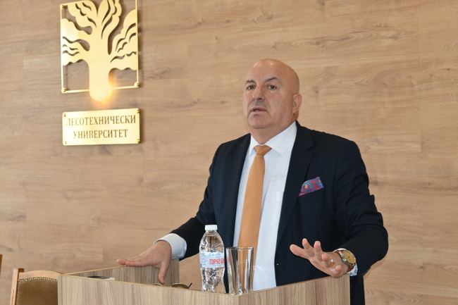 Ролята на отделните видове дипломация в контекста на съвременното развитие беше във фокуса на лекция в Лесотехнически университет