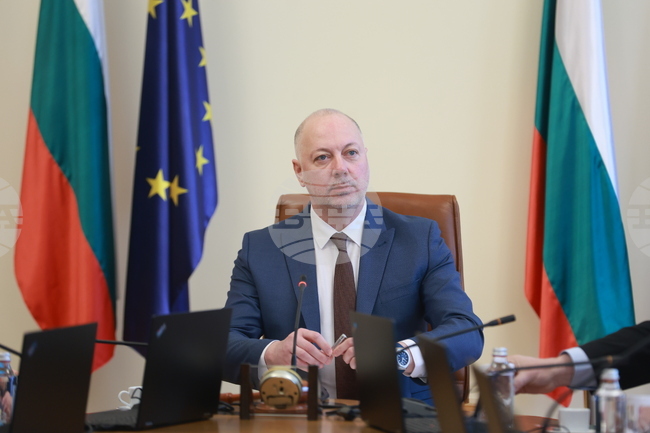 България – домът, в който живеем и искаме да живеят и децата ни, е най-голямата ценност, за която сме длъжни да полагаме усилия заедно всеки ден, написа Росен Желязков