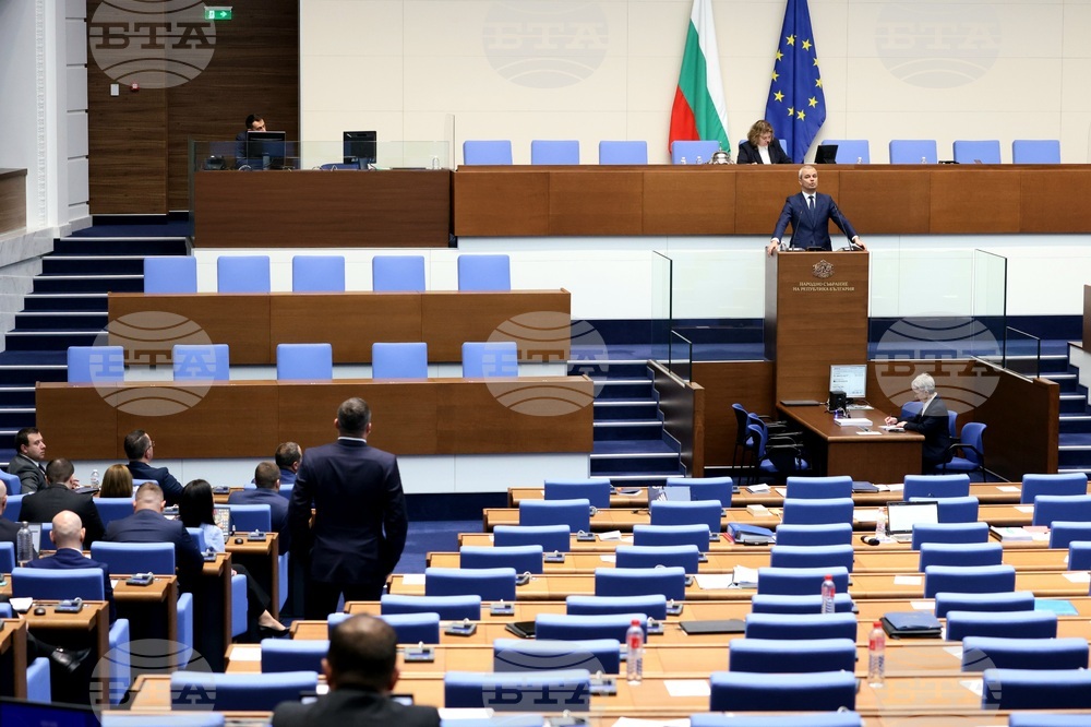 Депутатите, с изключение на тези от "Възраждане" и МЕЧ, напуснаха пленарната зала по време на декларация на Костадин Костадинов