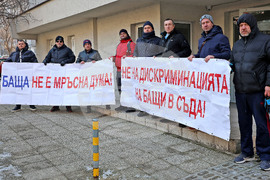 Варна - протест "Бащите не са негодни родители"