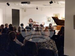 Концерт с камерна музика „Mozart meet Glass“ с участието на Яна Готхайл и Кай Шумахер се състоя в Българския културен институт в Берлин