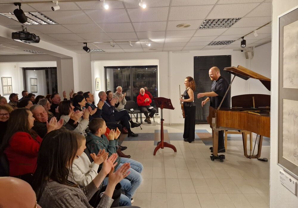 Концерт с камерна музика „Mozart meet Glass“ с участието на Яна Готхайл и Кай Шумахер се състоя в Българския културен институт в Берлин