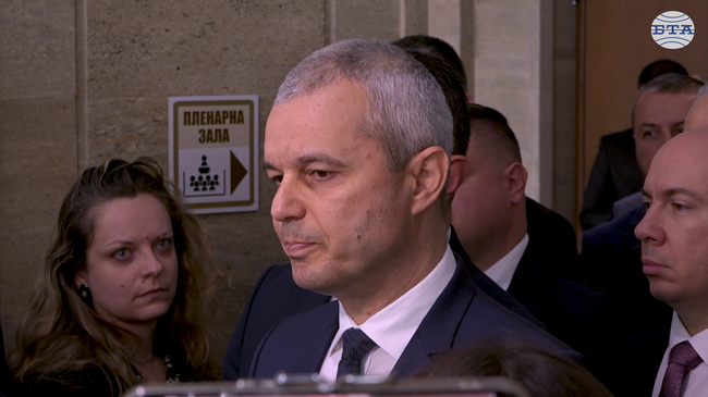 Председателят на Народното събрание Наталия Киселова нарушава правилника, каза Костадин Костадинов