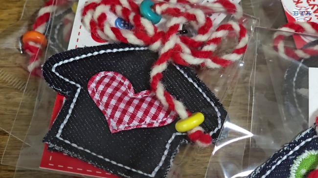 Благотворителен базар с ръчно изработени мартеници и текстилни изделия е разположен във фоайето на Областна администрация в Ловеч