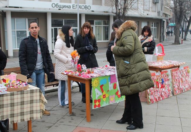 Деца и потребители на социални услуги представят ръчно изработени изделия на мартенския базар в Елхово