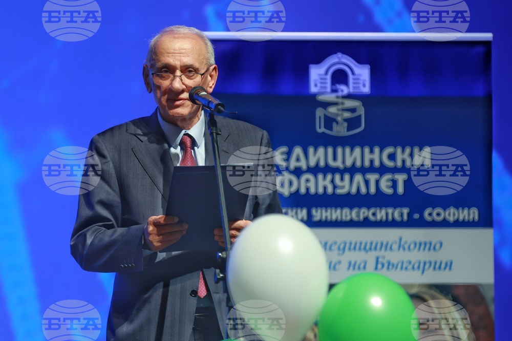 Нашата задача е да създадем политики и условия младите лекари да останат в България, каза министър Силви Кирилов