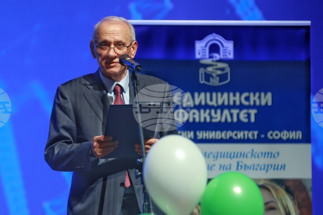 Нашата задача е да създадем политики и условия младите лекари да останат в България, каза министър Силви Кирилов