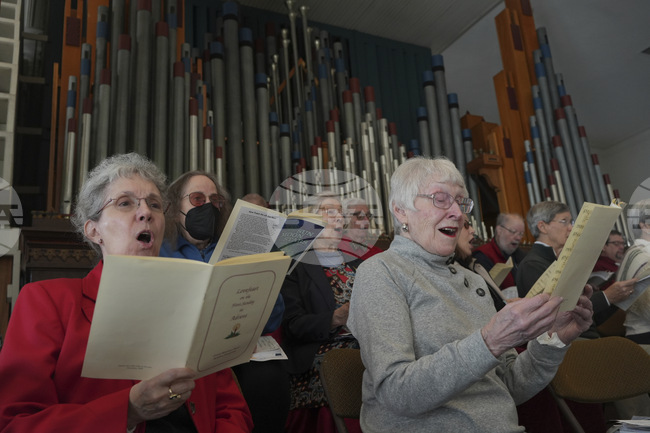 Хор в Англия за любители, които пеят фалшиво, набира популярност