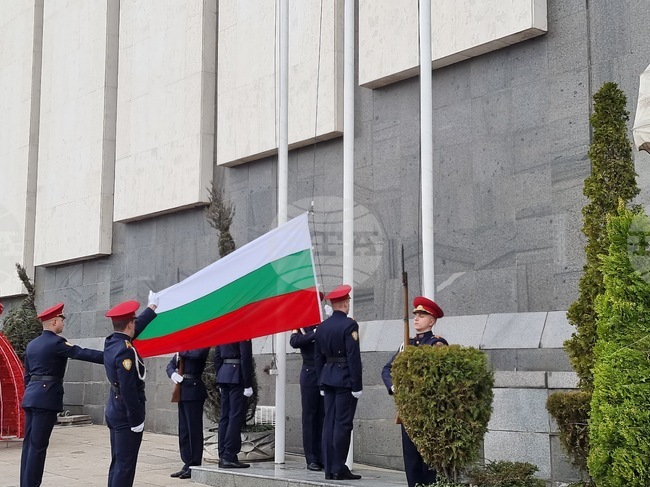 С военен ритуал и изложба с въоръжение на открито във Велико Търново ще започне честването на националния празник на България