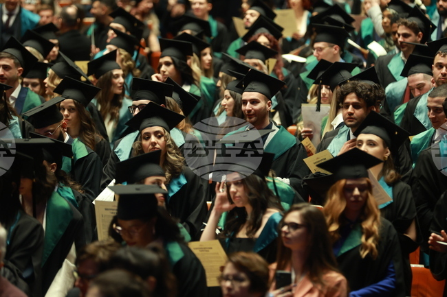 Общо 16 995 чуждестранни студенти се обучават в страната през академичната 2024/2025 година и те са повече със 779 от предходната година 