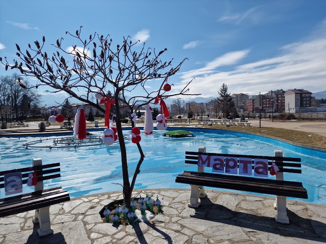 Деца от детските градини и от училищата в Самоков украсиха градския парк „Крайискърец“ с мартеници