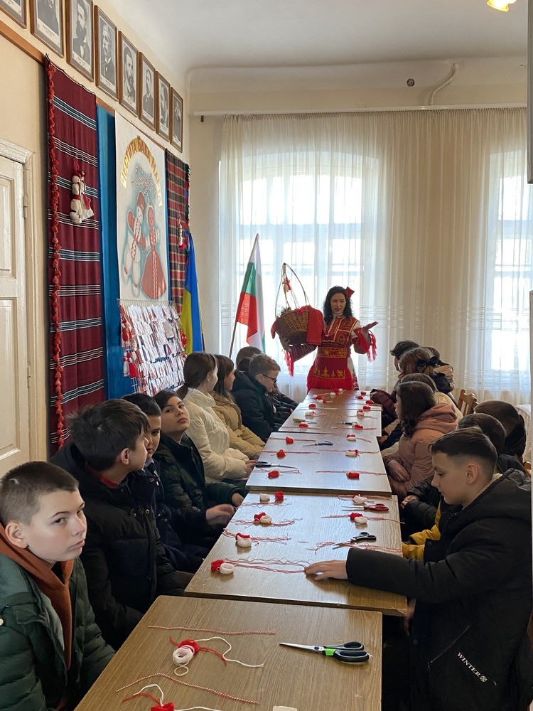 Шестокласници от Болградската гимназия участваха в работилница за мартеници в Болград, Украйна 