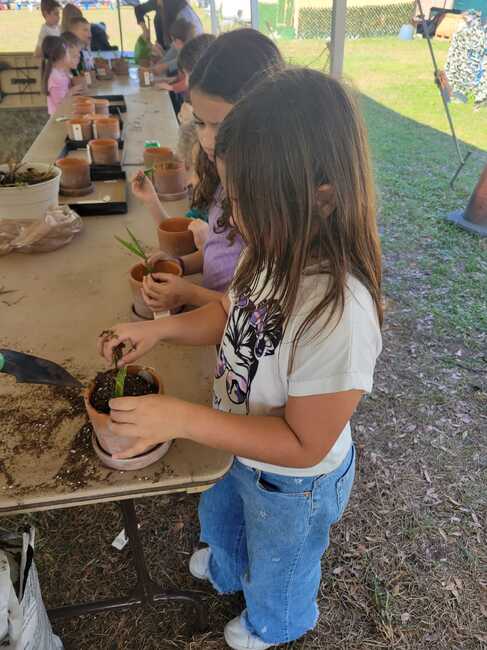 Ученици от училище „Аз съм българче“ в Орландо, САЩ, правиха сувенири с мартеница и садиха палми