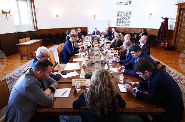 Комисията по енергетика прие на първо четене проекта на държавния бюджет за 2025 г., АЯР поиска допълнителни средства