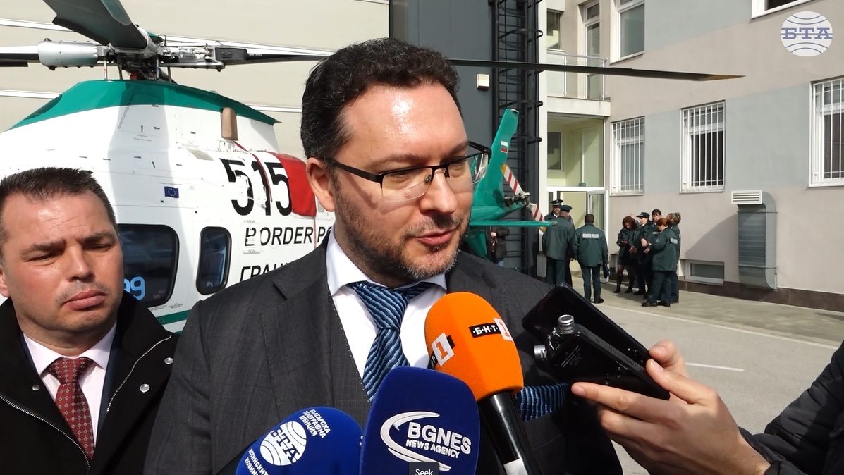 Не мисля, че има опасност за правителството, коментира вътрешният министър Даниел Митов