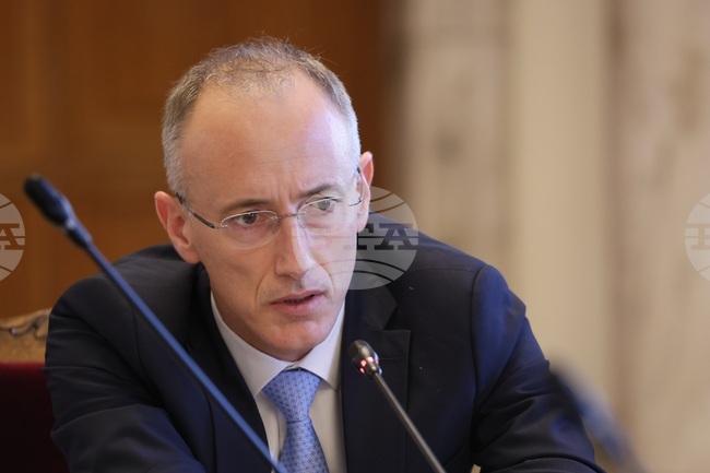 Министърът на образованието Красимир Вълчев ще представи промени в приема на студенти по икономика