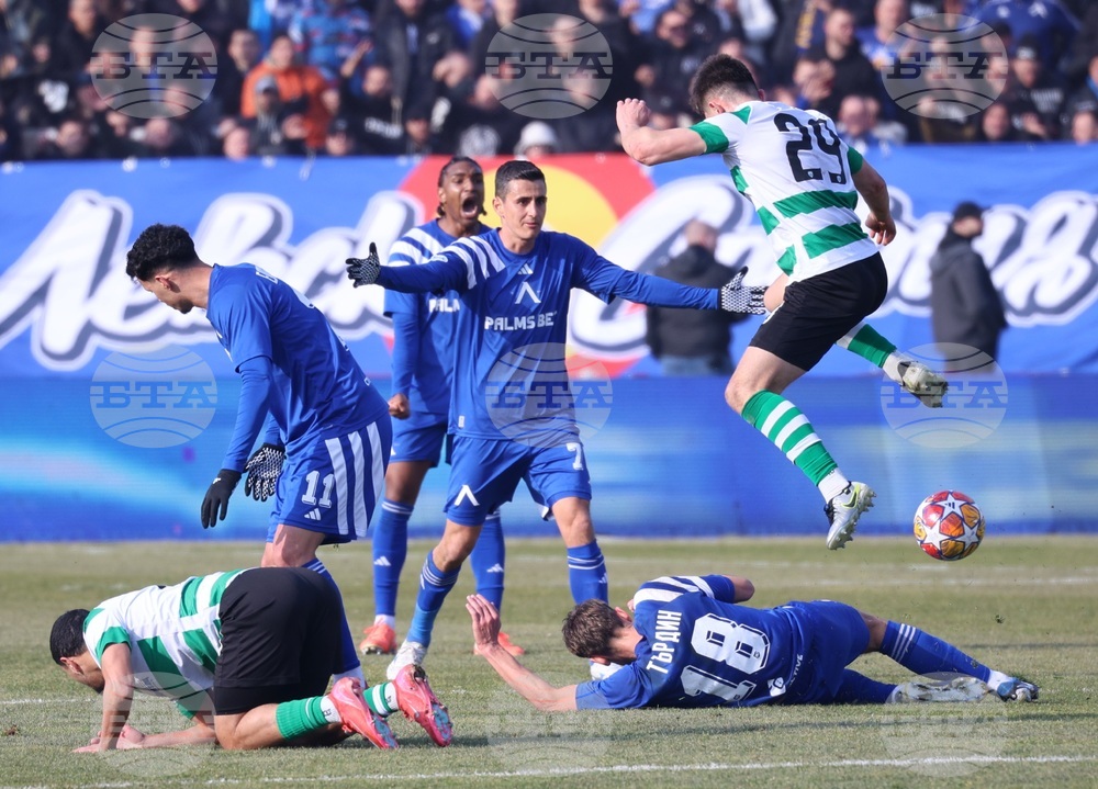 Черно море надви Левски и продължава на полуфинал в турнира за Купата на България, "сините" завършиха мача с 10 души