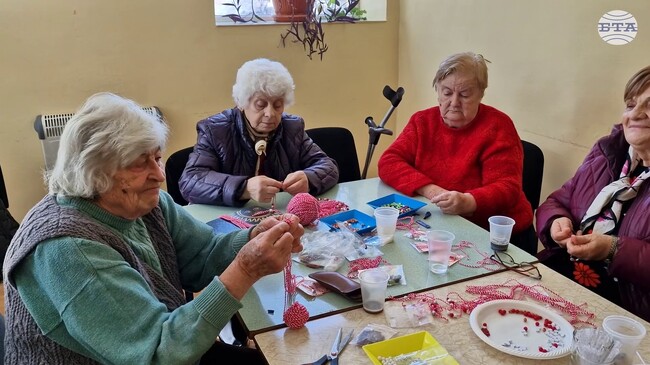 Самодейци от читалището в разградското село Островче изработват мартеници в работилница „Сръчни ръце“