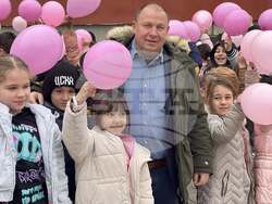 Ученици от Костенец отбелязаха Деня на розовата фланелка, съобщиха от Общината