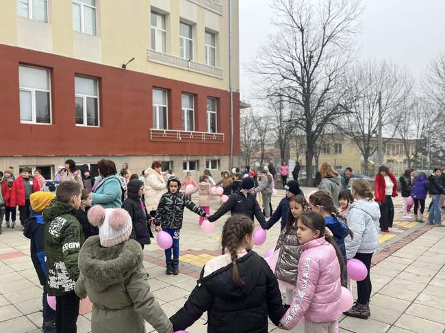 Ученици от Костенец отбелязаха Деня на розовата фланелка, съобщиха от Общината