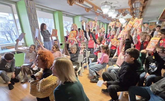 Деца се срещнаха във Враца с авторката на „Нищимошката“ Цветелина Цветкова