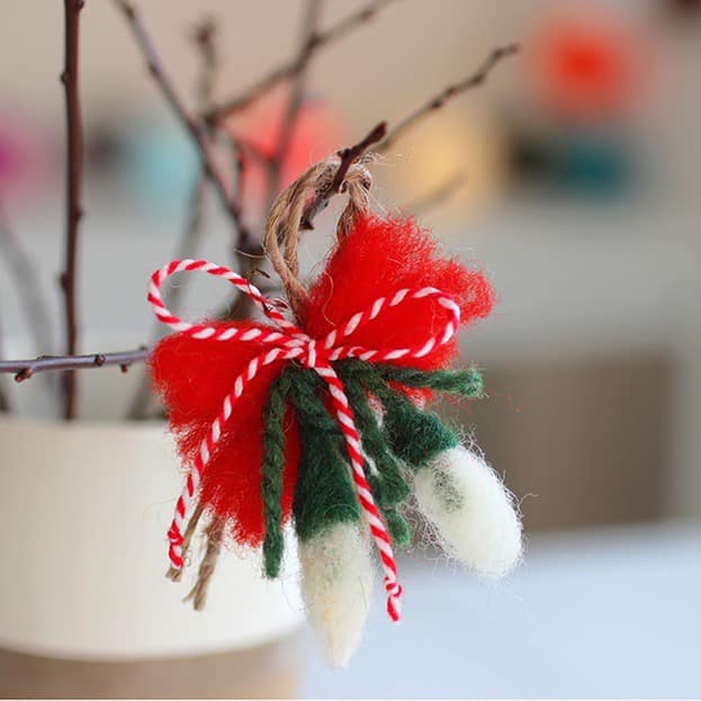 Българското посолство в Доха дарява мартеници на сънародниците ни в Катар по случай Баба Марта