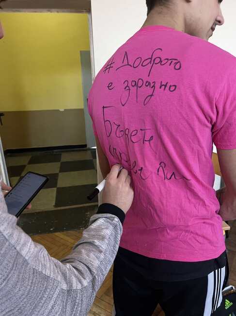 Младите червенокръстци от клубовете в Ловеч, Тетевен, Летница и Луковит отбелязаха Деня на розовата фланелка