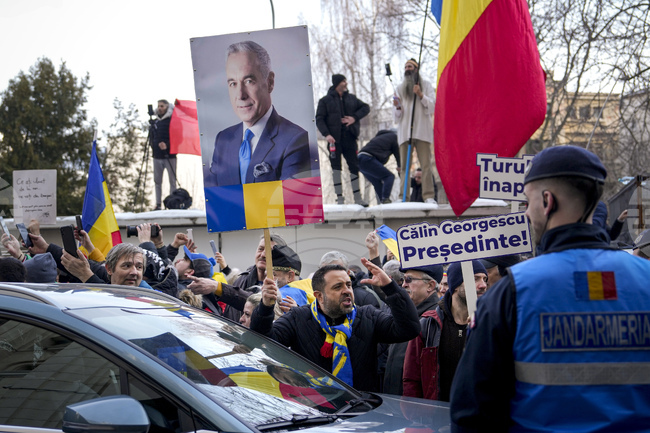Бившият кандидат за президент на Румъния Калин Джорджеску е обвинен в шест престъпления