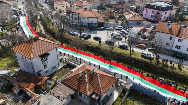 За втора година с празнично шествие със 110-метрово национално знаме в Панагюрище ще отбележат Трети март