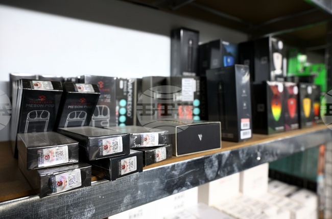 Съдът във Варна остави в ареста 19-годишен младеж, обвинен за продажба на течност за вейп с наркотично вещество на непълнолетни