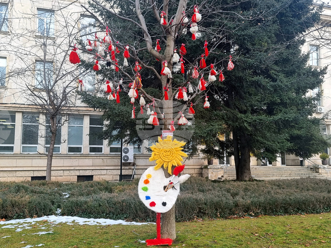 В Плевен детски градини и училища украсяват централната част на града за Първи март