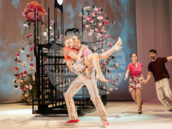 „Когато розите танцуват“ в Сатирата, снимка – Сатиричен театър