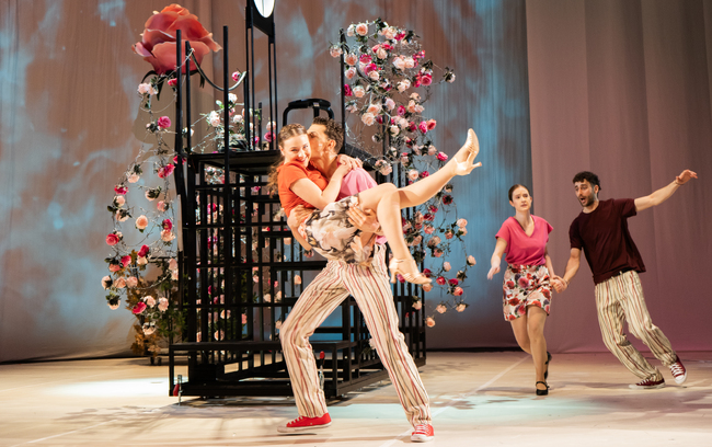 Няколкостотин малки, големи и пет още по-големи рози „танцуват“ на сцената на Сатиричния театър