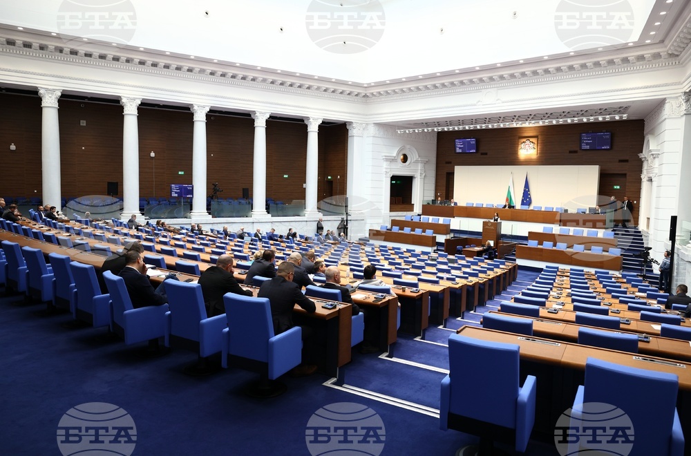 Заседанието на парламента започна с декларация на „Възраждане“, мнозинството от депутатите отново напуснаха залата