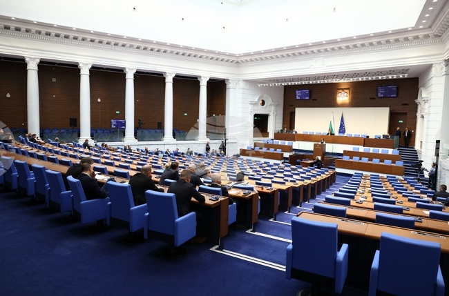 Заседанието на парламента започна с декларация на „Възраждане“, мнозинството от депутатите отново напуснаха залата