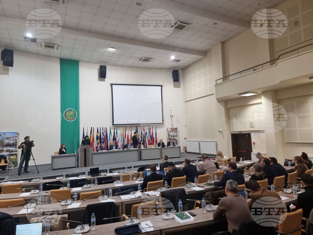 Заседанието на Общински съвет Стара Загора започна с декларация на „Възраждане“, мнозинството от общинските съветници напуснаха залата