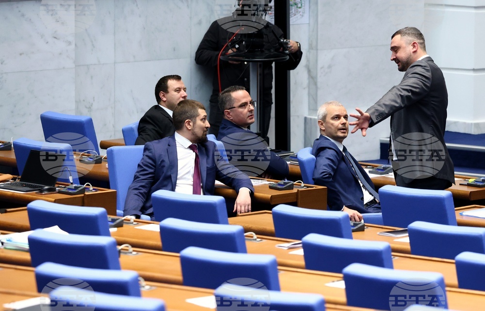 Искра Михайлова и Виктор Папазов бяха наказани със забележка по време на дебата по проекта на декларация, осъждаща действия на "Възраждане"