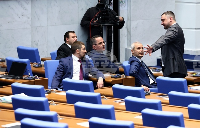 Искра Михайлова и Виктор Папазов бяха наказани със забележка по време на дебата по проекта на декларация, осъждаща действия на "Възраждане"