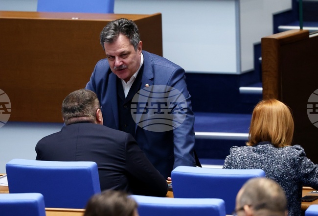 Трябва да има съществена причина за вот на недоверие, която да не ни отклонява от европейската ни ориентация, коментира Александър Симидчиев от ПП-ДБ