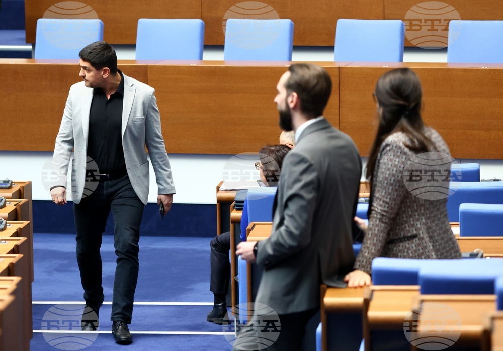 ГЕРБ-СДС и ИТН излязоха по време на дебата по проекта на декларация, осъждащ действията на "Възраждане", а Радостин Василев получи забележка