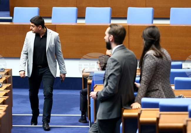 ГЕРБ-СДС и ИТН излязоха по време на дебата по проекта на декларация, осъждащ действията на "Възраждане", а Радостин Василев получи забележка