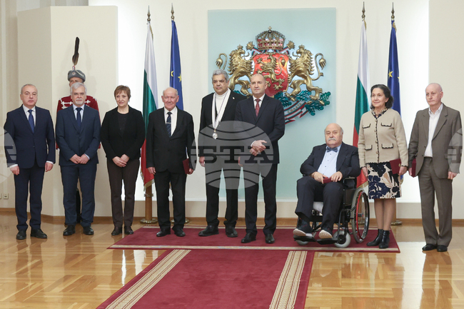 Президентът Румен Радев удостои с висши държавни отличия петима български учени