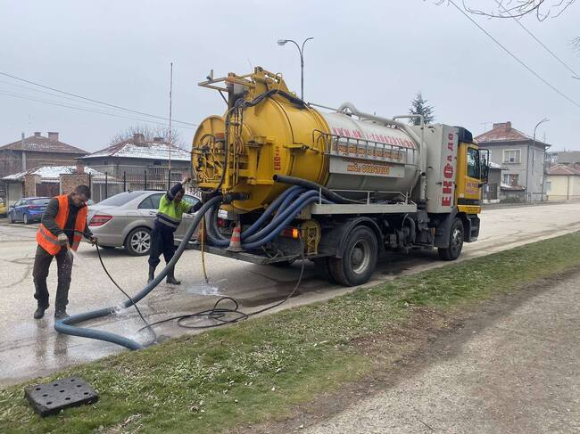 В Чирпан започна акция по почистването на 250 дъждоприемни шахти