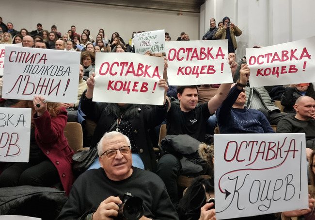 С политически декларации и искания за оставката на кмета започна заседанието на Общинския съвет във Варна