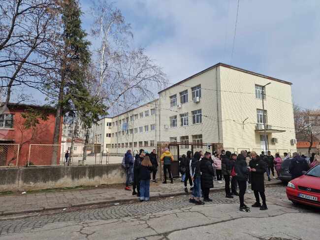 Протест срещу насилието между деца се състоя пред Средно училище "Георги Брегов" в Пазарджик