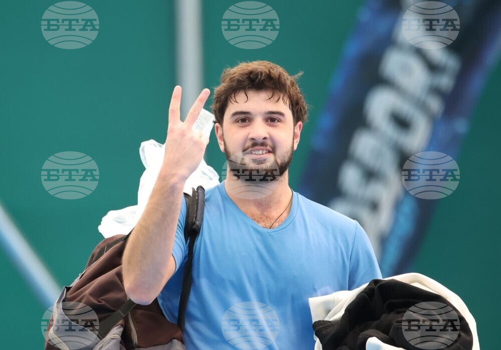 Фаворитите при мъжете се класираха за полуфиналите на Държавното първенство по тенис в зала, водачката в схемата при жените Хюлия Велиева също с победа