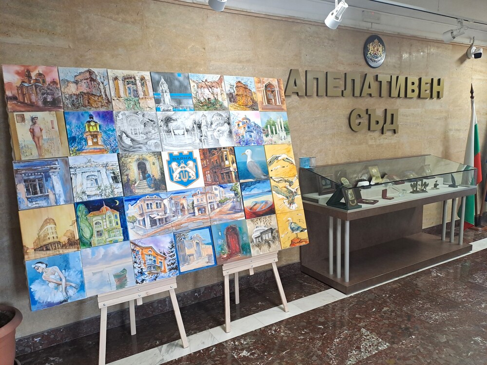Изложба „Щрихи към живописния портрет на Варна“ гостува във Варненския апелативен съд