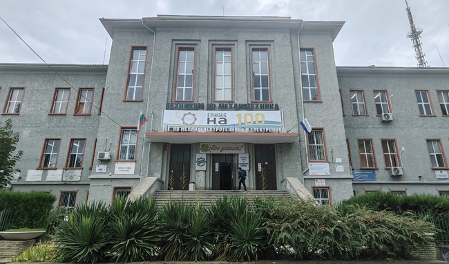 Професионалната гимназия по механоелектроника и електроника в Бургас отбелязва 100-годишнината си